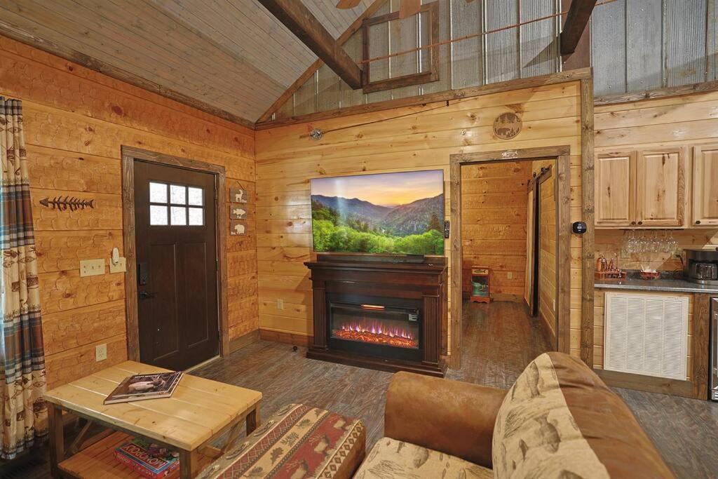 Rustic Modern Cabin With Hot Tub Near Rafting And Great Smokey Mountains Bryson City Bagian luar foto